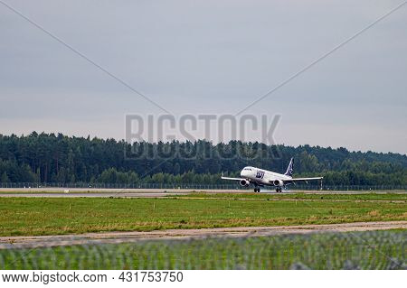 Riga, Latvia - August 31, 2021: Lot Polish Airlines Embraer 190 Sp-lmd Landing/arrival In Riga/rix/e