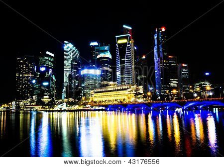 Skyline de noite de Singapura