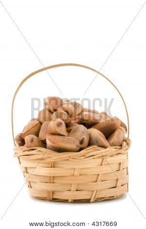 Pinoli In un cesto