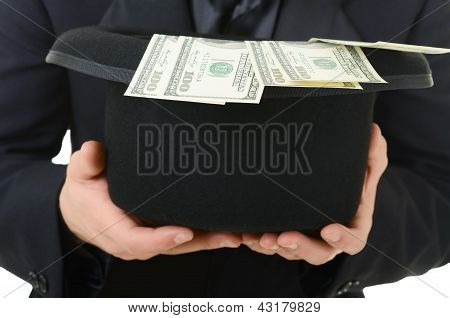 모자에 돈을 받을합니다