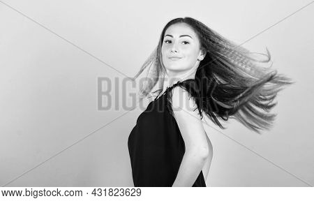 Voluminous Crimped Hair. Curling And Crimping Hair. Hairdresser Styling Tips. Nice And Easy. Trendy 