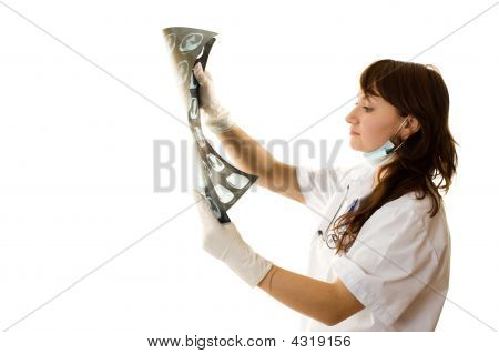 Doktor žena při pohledu na Xray