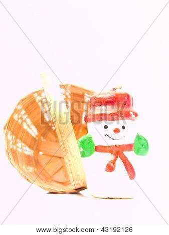 Un natale neve bambola candela e un cesto di vimini giallo Isolated On White Background