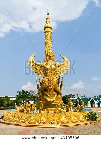 Golden voks skulptur i Tung Sri Muang Park i Ubon Ratchathani provins i Thailand