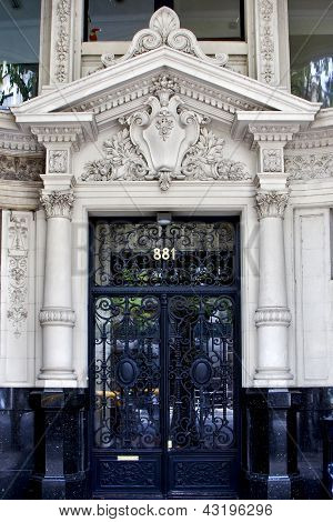 Verre et porte ancienne