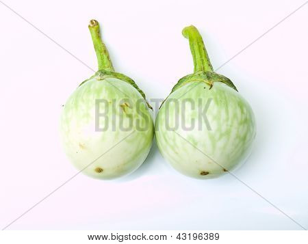 Čerstvé zelené lilku, Chionathus Parkinonii, izolovaných na bílém pozadí.