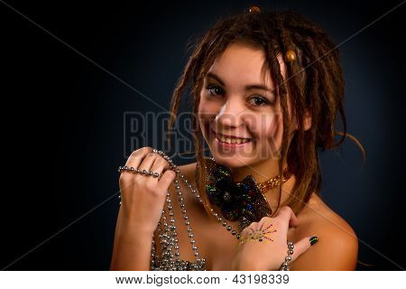 Jeune femme avec des Dreadlocks sur un fond foncé