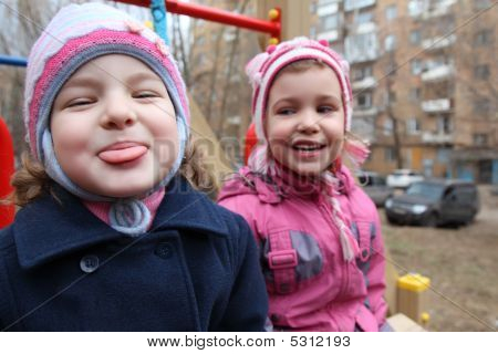 Na hřišti dívka dá jazyk, za druhé se směje