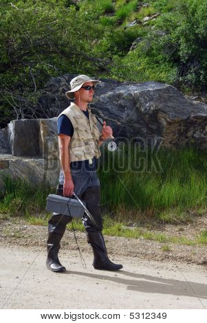 Fiskeren Walking ned stien