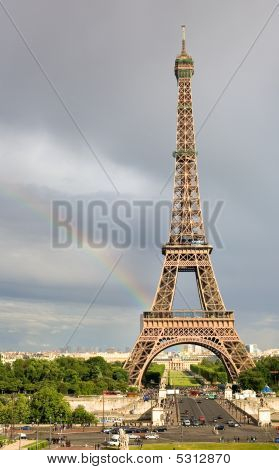 Visão tradicional da Torre Eiffel com um arco-íris