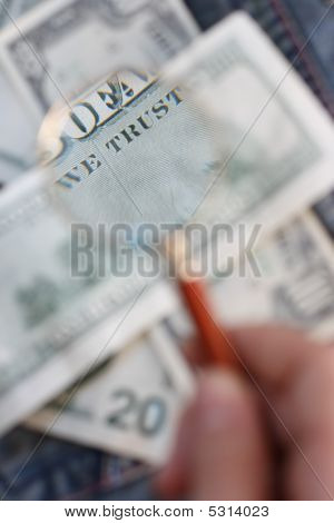 100 Usd bankbiljet Is onder het onderzoek van een vergrootglas
