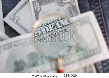 100 Usd bankbiljet Is onder het onderzoek van een vergrootglas