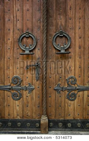 Kilise kapı ahşap kapı ve karmaşık Metal menteşeler.