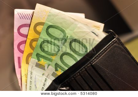 Portafoglio in pelle nera e 900 euro