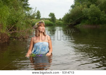 Long-haired Girl en guirnalda de flores