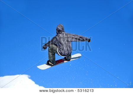 Dziewczyna snowboardzista, skoki