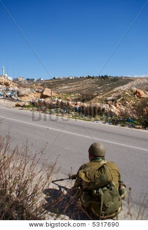 Izraelské vojáky hlídky v palestinské vesnice