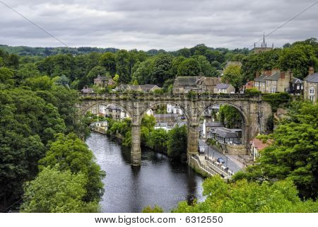 Vista elevada da pedra viaduto sobre Rio Nidd na cidade de Knaresborough, North Yorkshire, Inglaterra