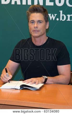 NEW YORK-APR 9: Actor Rob Lowe attends the book signing of 