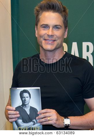 NEW YORK-APR 9: Actor Rob Lowe attends the book signing of 