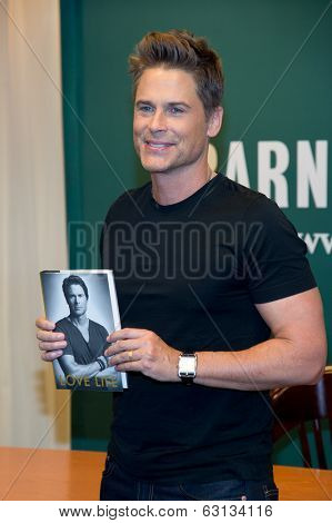 NEW YORK-APR 9: Actor Rob Lowe attends the book signing of 