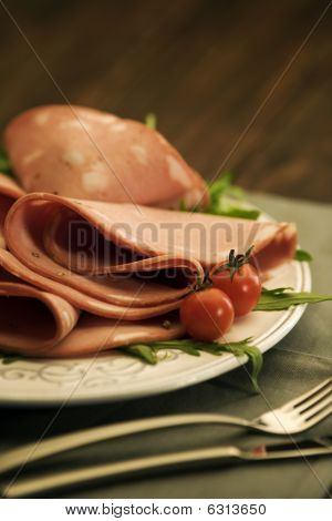 saltede kød og salat på hvid plade