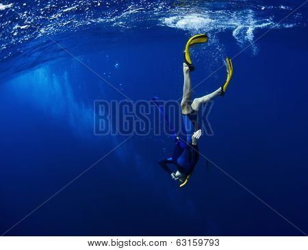 Free diver performing equalization at the beginning of the dive