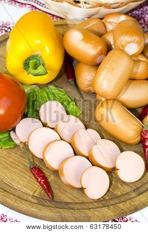 sausages on a wooden plate with vegetables in a restaurant
