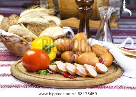 sausages on a wooden plate with vegetables in a restaurant