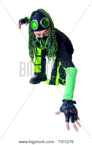 Cyber Goth Guy in posa come un Spiderman