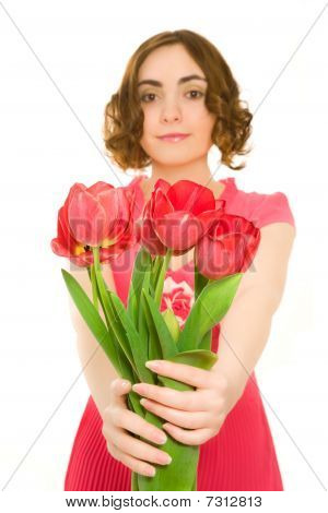Krásná mladá žena s tulipány (zaměření na Talips)