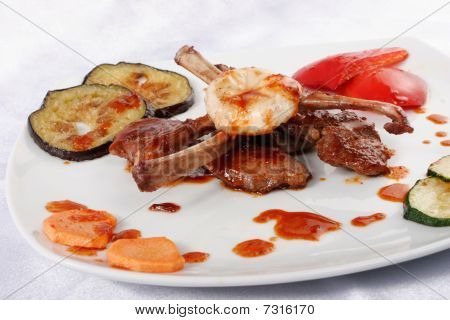 Kemik kuzu plakalı. Teppan-yaki çanak
