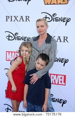 LOS ANGELES - OCT 1:  Kylie Rogers, Jaime Pressly, Dezi Calvo at the VIP Disney Halloween Event at Disney Consumer Product Pop Up Store on October 1, 2014 in Glendale, CA