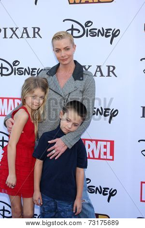 LOS ANGELES - OCT 1:  Kylie Rogers, Jaime Pressly, Dezi Calvo at the VIP Disney Halloween Event at Disney Consumer Product Pop Up Store on October 1, 2014 in Glendale, CA