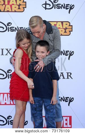 LOS ANGELES - OCT 1:  Kylie Rogers, Jaime Pressly, Dezi Calvo at the VIP Disney Halloween Event at Disney Consumer Product Pop Up Store on October 1, 2014 in Glendale, CA