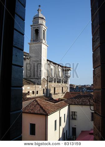 Chruch przez okno
