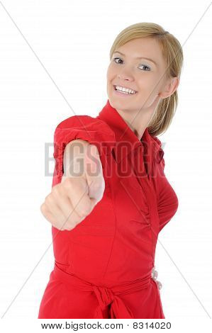 Sorridente ragazza In rosso con pollice alto