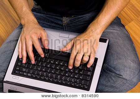 Człowiek pracuje na laptopie