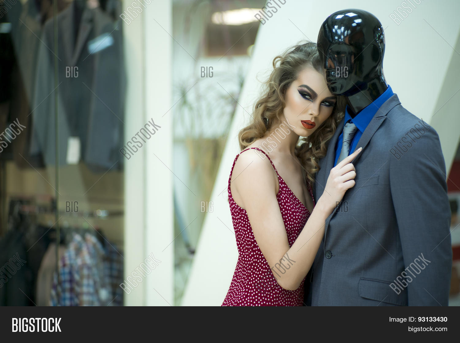 хроники призрачного племени 2. притворилась манекеном чтобы. девушка притворилась манекеном и работник магазина. манекен девушки фото. ограбили церковь.