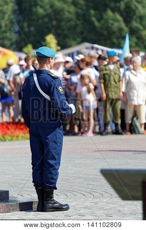 Ulyanovsk Russia - July 31 2016: Airborne soldier carries an honor guard at the monument during the celebration of the Airborne Forces Day