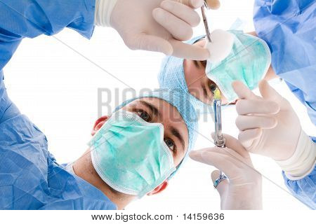 Gruppe von Chirurgen bei der Arbeit