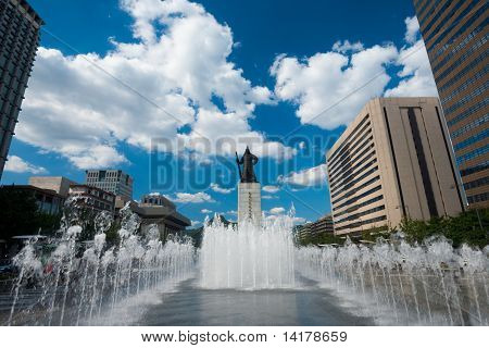 Yi Sun-synd Statue springvand dagtimerne