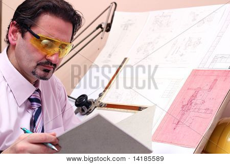 Retrato do engenheiro bonito no escritório