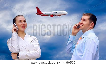 Glück Businessmens rufen Sie per Telefon unter blauem Himmel mit Flugzeug-Hintergrund
