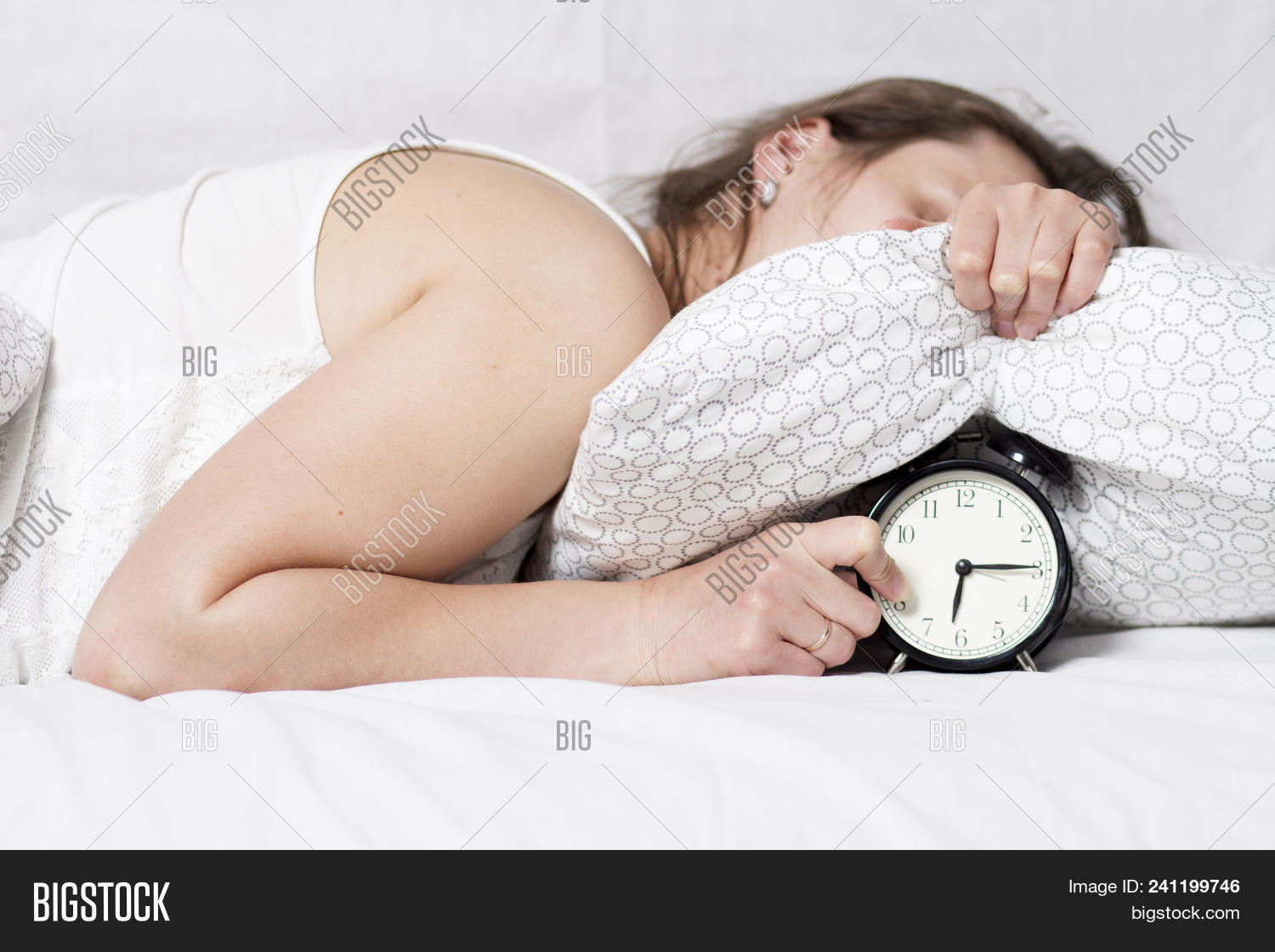 Часы из книг. Кристофер нолан книга. Часы на кухню под старину. Девушка с подушкой утром. Часы на кухню под старину.