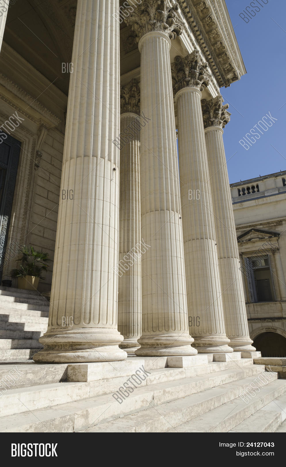 античные колонны. колонны связывающие окна. здание с колоннами.