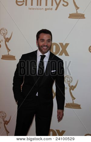 LOS ANGELES - SEP 18: Jeremy Piven na tohoto roku na výroční ceny Emmy konala v Nokia Theater L.
