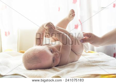 Momy Cleaning Baby Skin With Wet Wipes