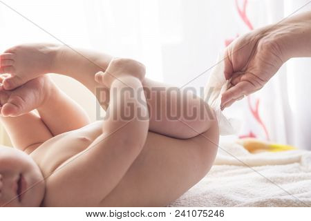 Momy Cleaning Baby Skin With Wet Wipes