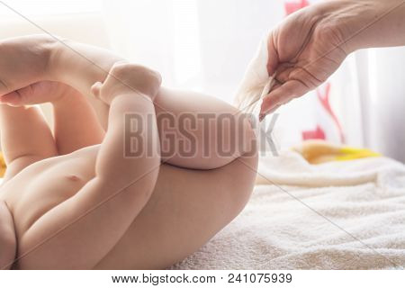 Momy Cleaning Baby Skin With Wet Wipes